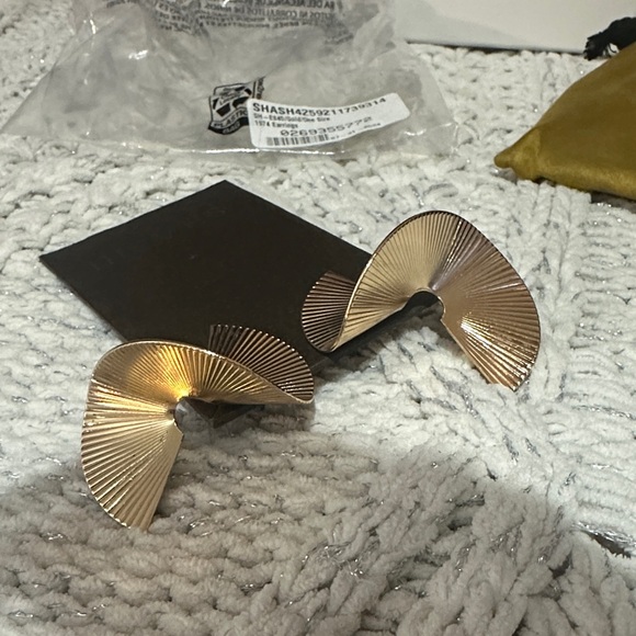 NWT SHASHI Gold Earrings - Picture 6 of 11